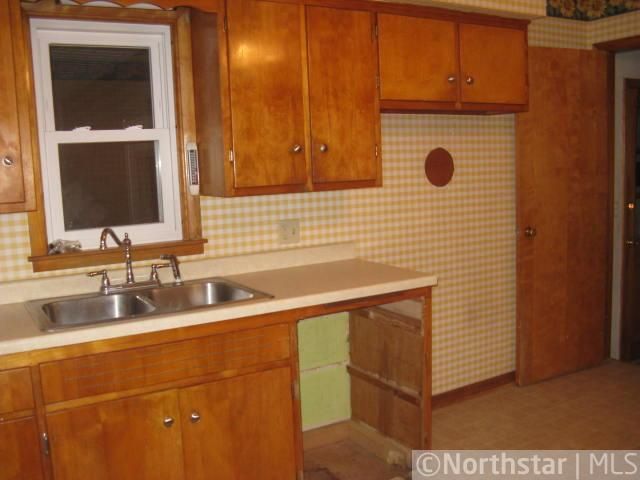 905 10th St NE, Waseca, MN 56093