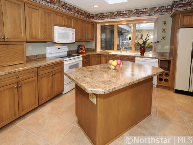 9932 Nord Cir, Bloomington, MN 55437