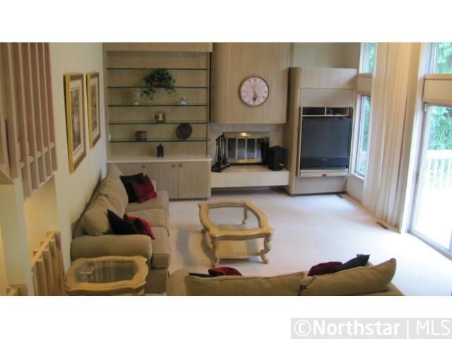 8657 Pine Hill Rd, Bloomington, MN 55438