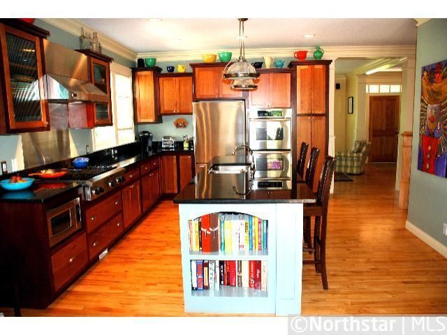 2211 Knapp St, Saint Paul, MN 55108