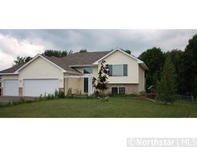 38546 Henna Ct, North Branch, MN 55056