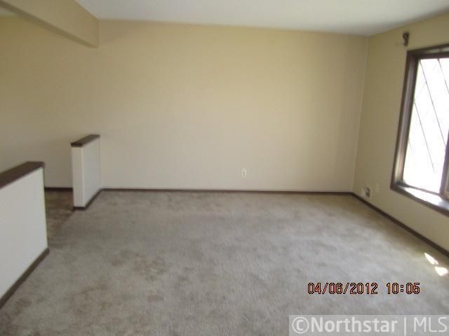 1977 N Park Dr, Saint Paul, MN 55119