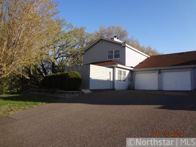 6715 Gretchen Ct N, Oakdale, MN 55128