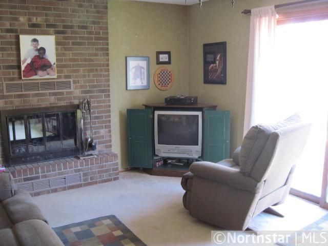 810 Glenmoor Ln, Glencoe, MN 55336