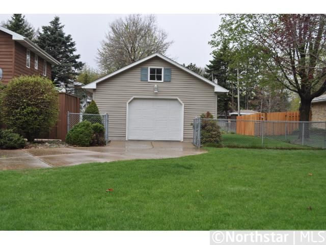 2459 Mamie Ave E, Maplewood, MN 55119