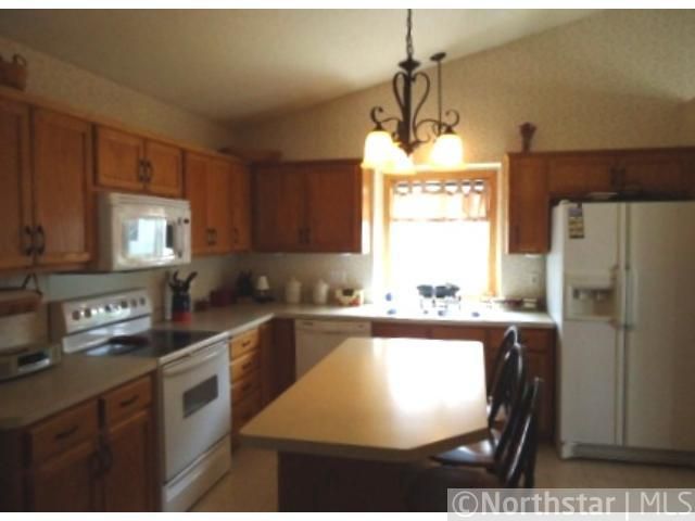 485 Hennes Ave, Shakopee, MN 55379