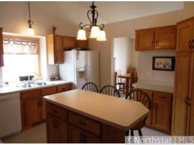 485 Hennes Ave, Shakopee, MN 55379