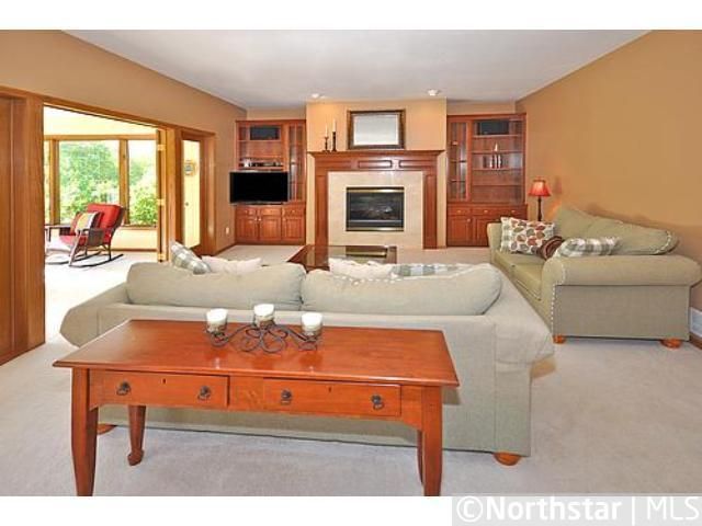 2389 Ellsworth Ct, Chaska, MN 55318