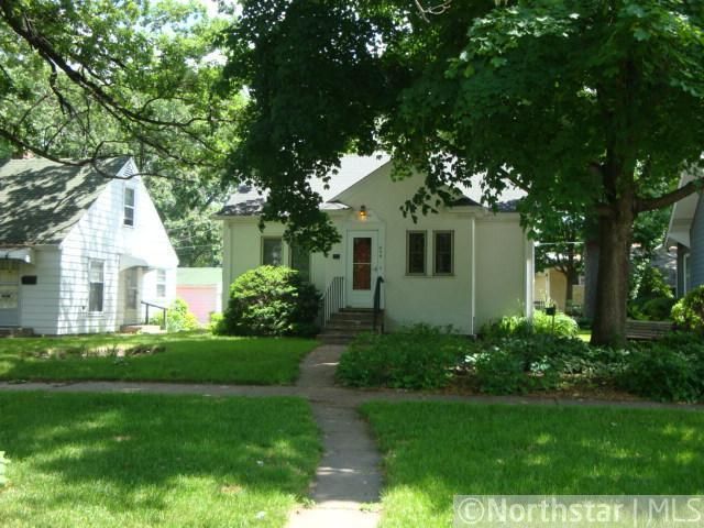 490 Pelham Blvd, Saint Paul, MN 55104