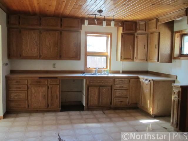 526 11th St SW, Faribault, MN 55021
