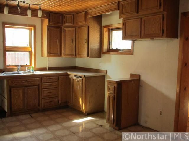 526 11th St SW, Faribault, MN 55021