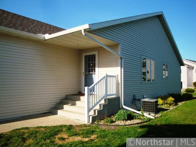 323 Sunfish Ct, Winsted, MN 55395