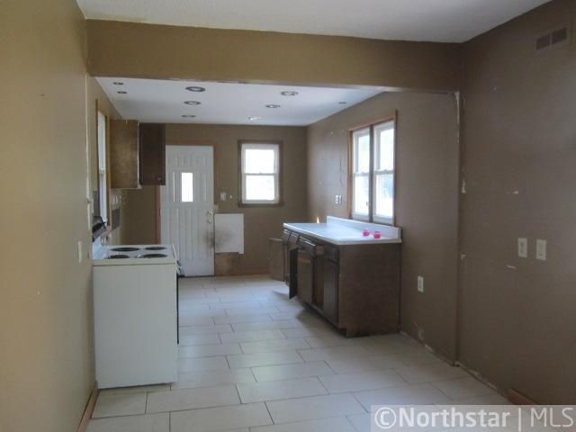 2686 Stillwater Rd E, Maplewood, MN 55119