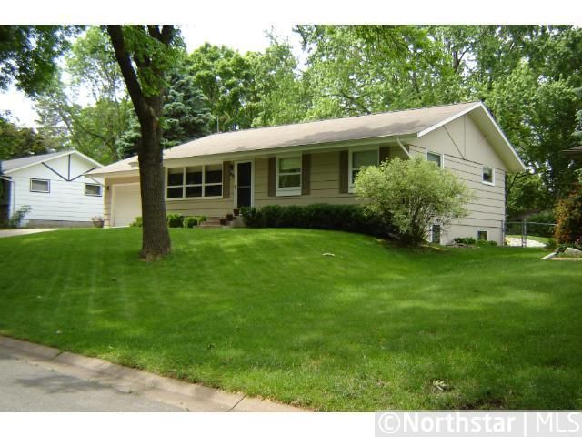 498 Riviera Dr, New Brighton, MN 55112