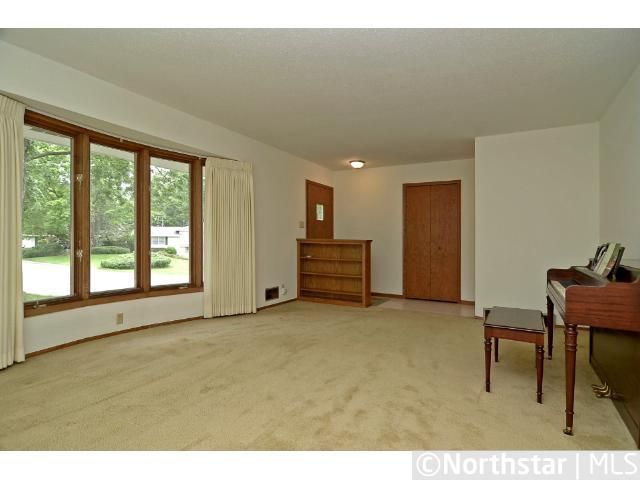 8509 Zenith Rd, Bloomington, MN 55431