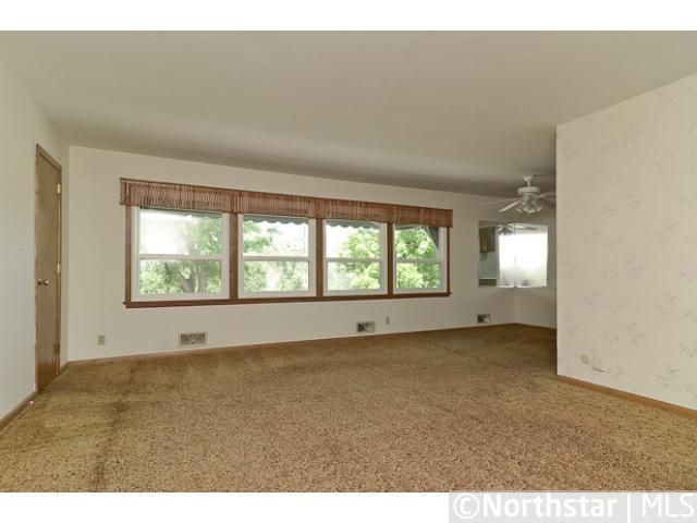 1407 Colonial Dr, Roseville, MN 55113
