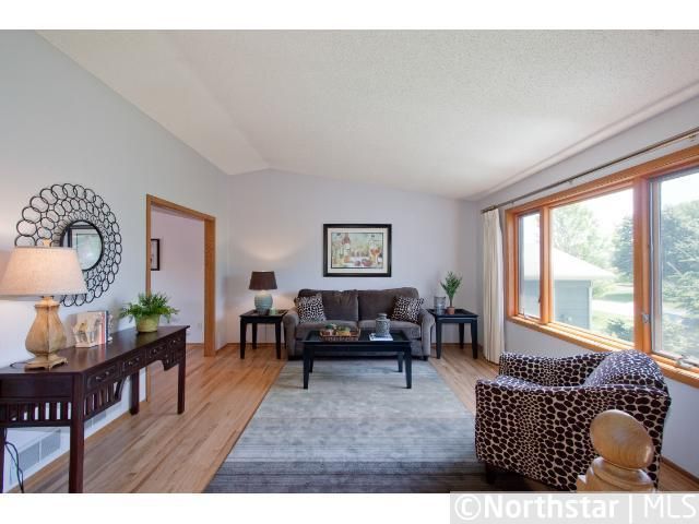 10760 Jackson Dr, Eden Prairie, MN 55347
