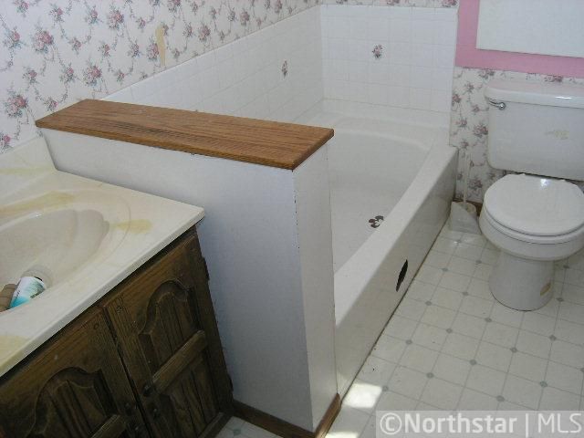 319 8th St NW, Faribault, MN 55021