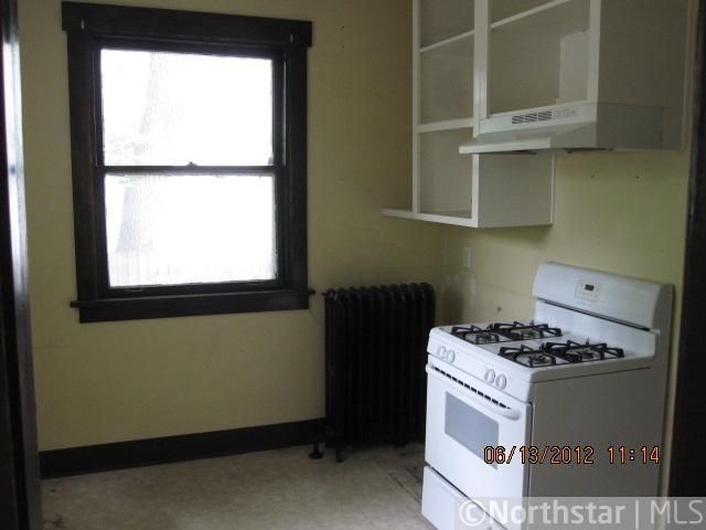 952 4th St E, Saint Paul, MN 55106