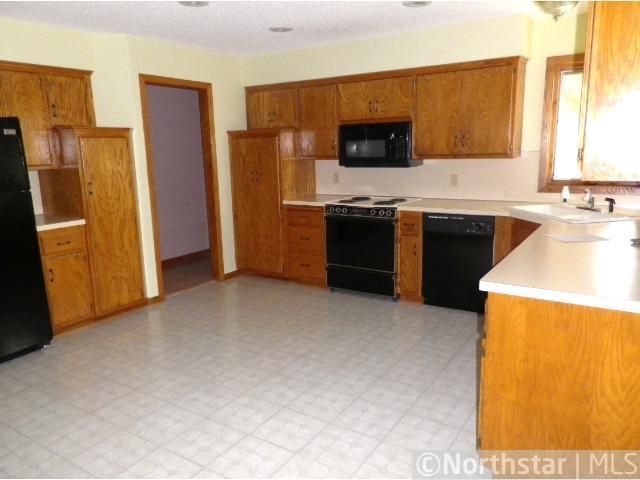 8935 Preserve Blvd, Eden Prairie, MN 55347