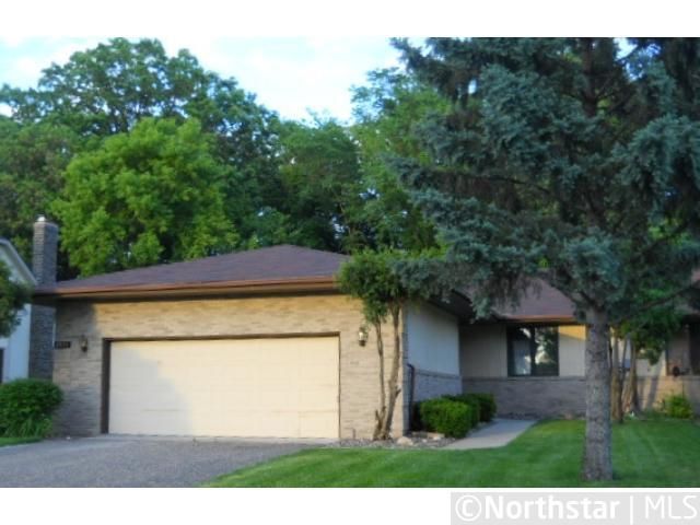 8935 Preserve Blvd, Eden Prairie, MN 55347