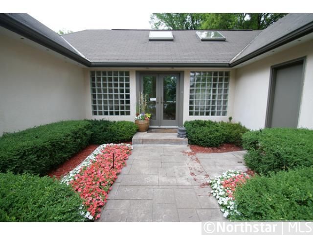 5800 Olinger Blvd, Edina, MN 55436