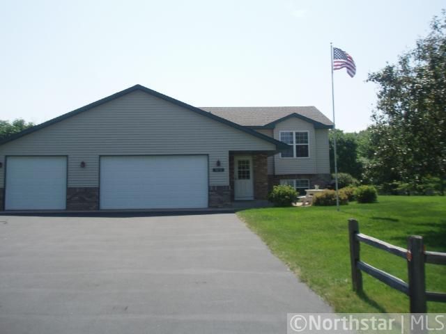 7870 Baylor St, Wyoming, MN 55092