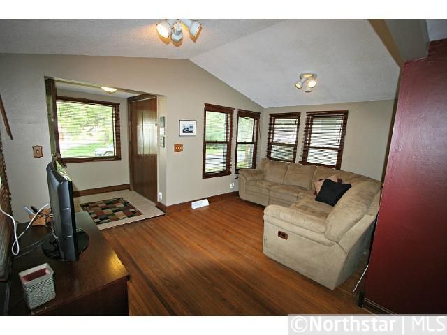 438 Gentry Ave N, Oakdale, MN 55128