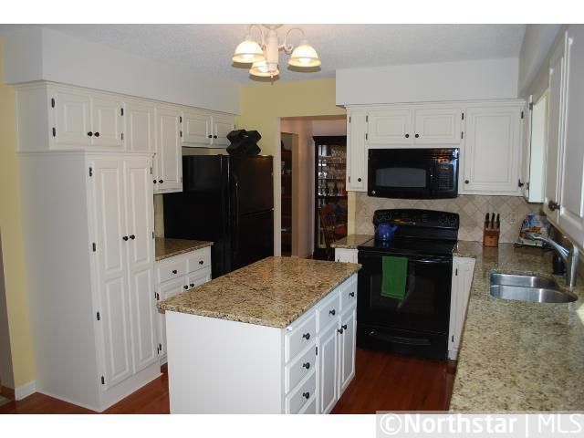 2286 Snowshoe Ln E, Maplewood, MN 55119