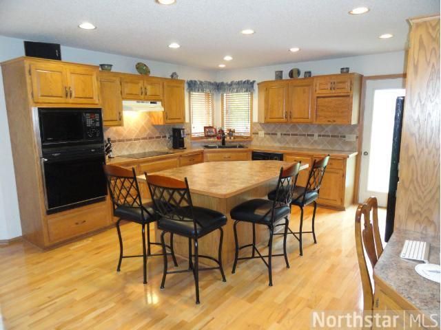 935 Bluff Pointe Dr, Chaska, MN 55318