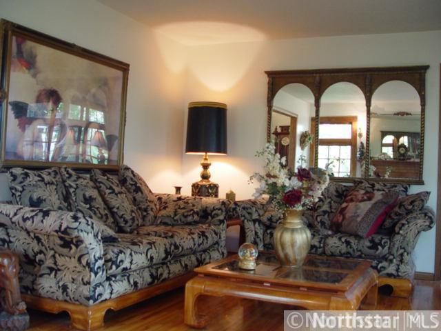 1072 Oak Cir, Wayzata, MN 55391