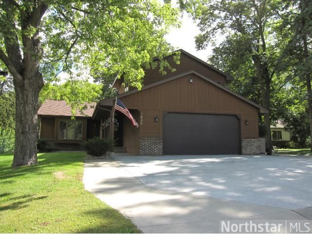 1040 Griffin Ave, Mahtomedi, MN 55115