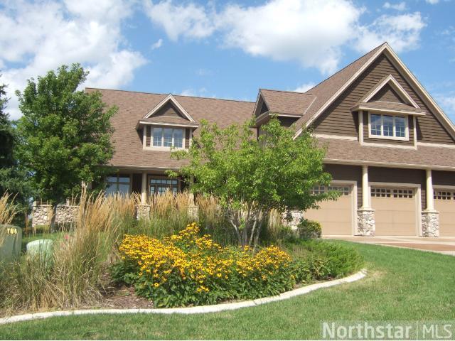 960 Barnes Lake Dr, Norwood Young America, MN 55397
