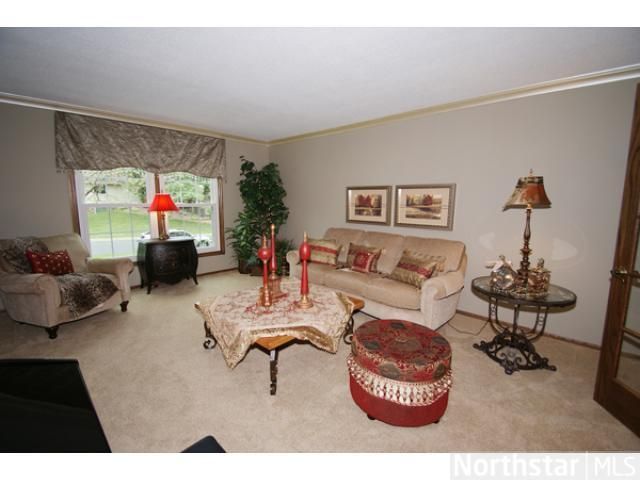 13718 Krestwood Dr, Burnsville, MN 55337