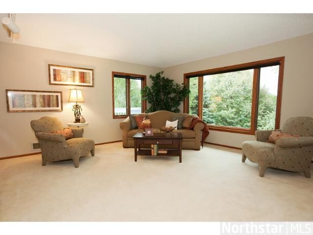 34 Meadowlark Ln, North Oaks, MN 55127
