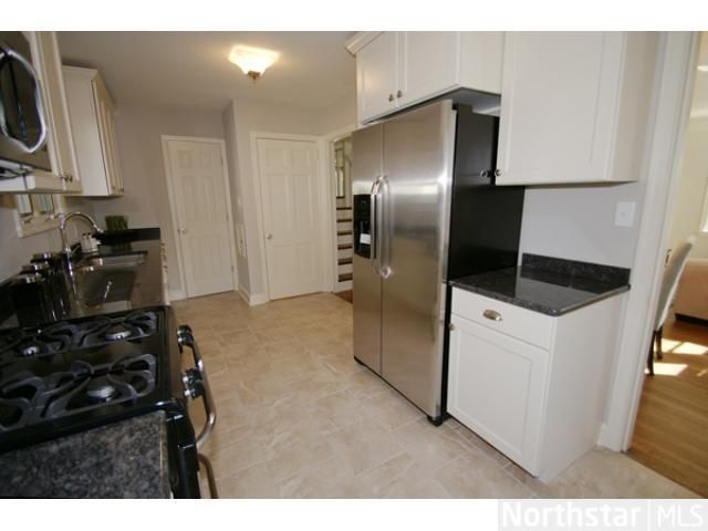 2036 Highland Pw, Saint Paul, MN 55116
