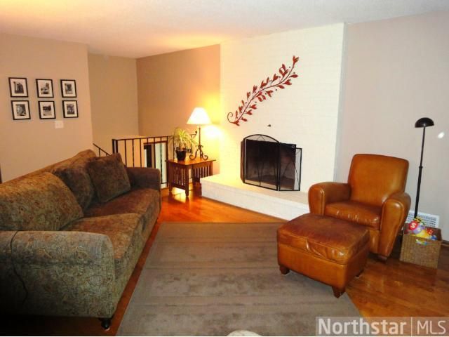 10282 Edinburgh Cir, Eden Prairie, MN 55347