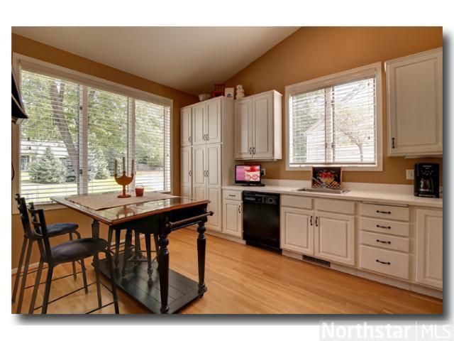 8483 Rice Lake Rd, Maple Grove, MN 55369