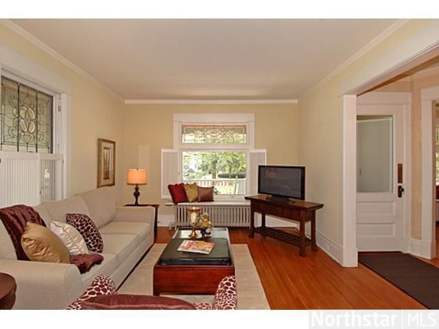 869 Osceola Ave, Saint Paul, MN 55105