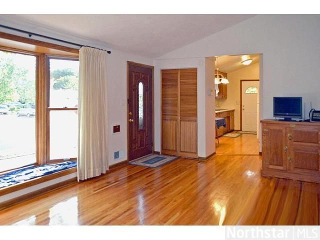 1721 Hawthorne Ave E, Saint Paul, MN 55106