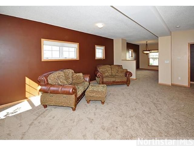 2853 Faulkner Dr, Chaska, MN 55318