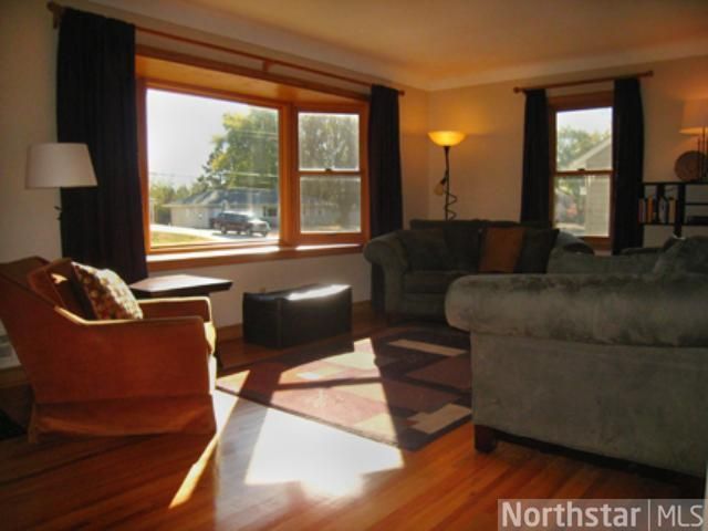 1811 Chatsworth St N, Roseville, MN 55113