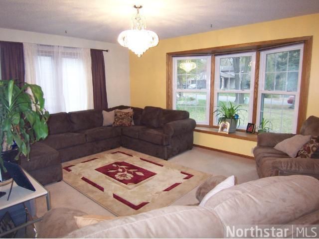904 Leisure Ln, Burnsville, MN 55337