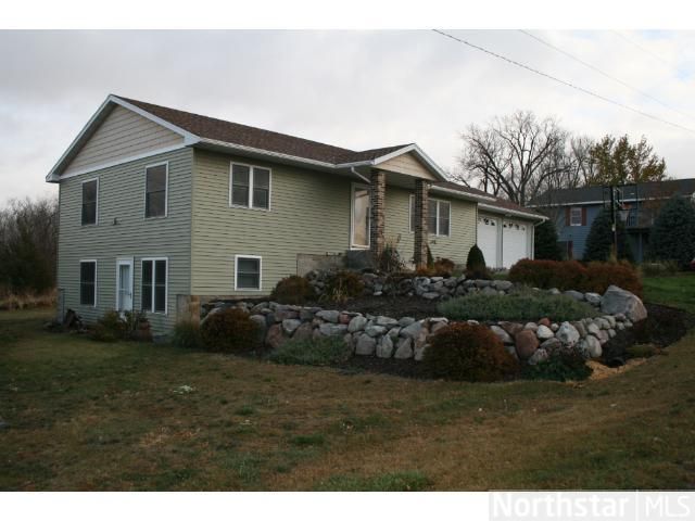 406 3rd St SE, Morristown, MN 55052