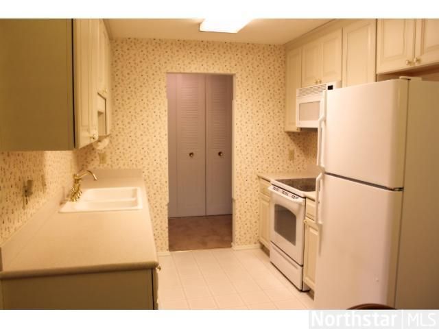 4360 Brookside Ct #220, Edina, MN 55436