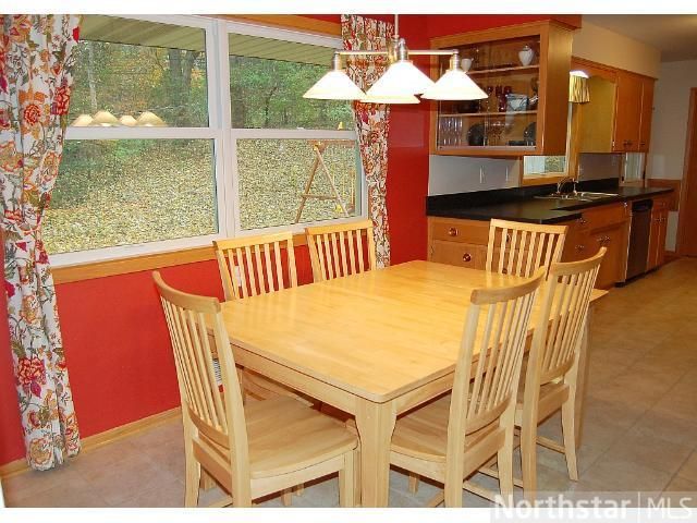 656 Pineview Ct, Roseville, MN 55113