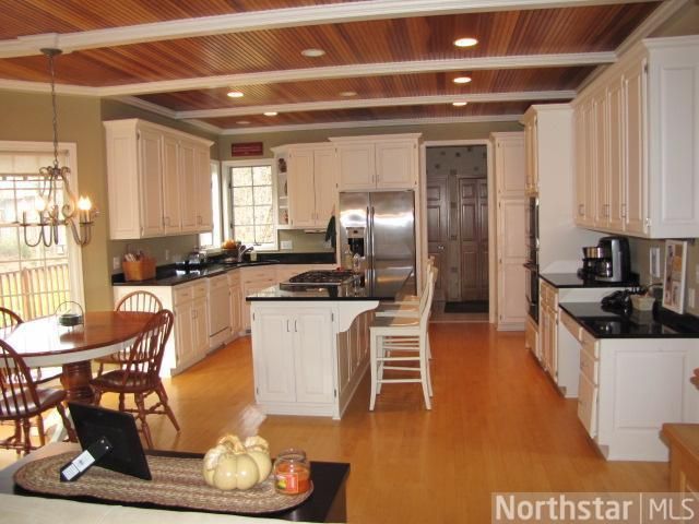 272 Wildridge Rd, Mahtomedi, MN 55115