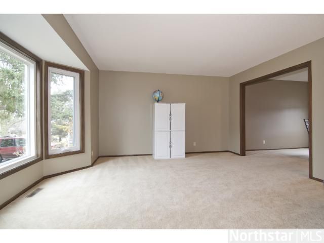 9349 Newcastle Rd, Woodbury, MN 55125