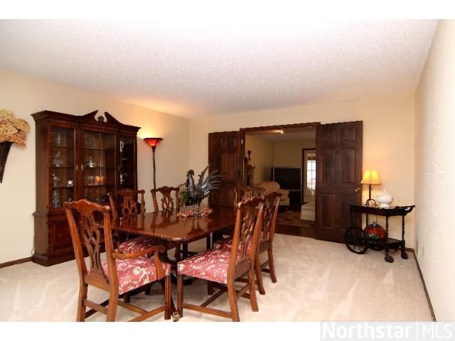 1 Knoll Cir W, Burnsville, MN 55337