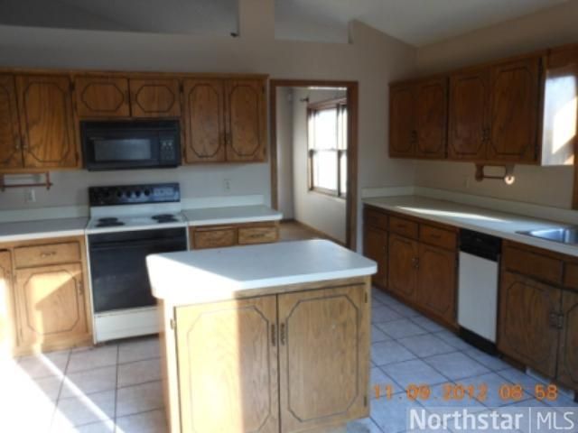 7484 Upper 24th St N, Oakdale, MN 55128